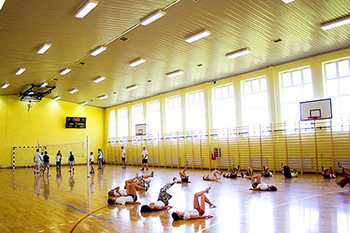 Hala sportowa Zespołu Szkół w Cycowie - fotografia z 2006 roku.