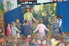 Występ grupy teatralnej w przedszkolu