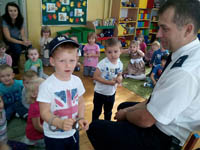 Bądź bezpieczny – wizyta policjantów w przedszkolu