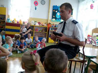Bądź bezpieczny – wizyta policjantów w przedszkolu