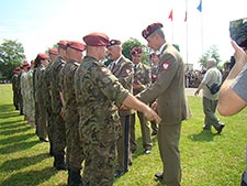 Dyrektor Zespołu Szkół Zbigniew Rutkowski wyróżniony Odznaką Pamiątkową 25 Brygady Kawalerii Powietrznej