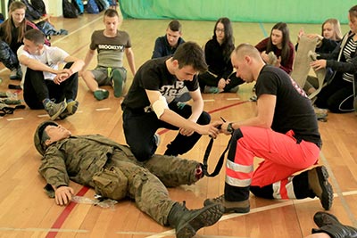 Wojskowi ratownicy medyczni 7 bkpow szkolą naszą młodzież