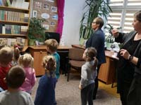 Wizyta przedszkolaków w bibliotece szkolnej