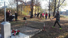 Uczniowie porządkują Cmentarz Wojenny w Cycowie