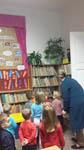 Przedszkolaki lubią książki - wizyta w bibliotece szkolnej