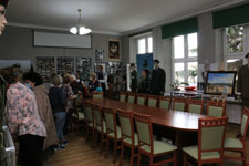 Włodawski Uniwersytet Trzeciego Wieku z wizytą w szkolnej Izbie Tradycji