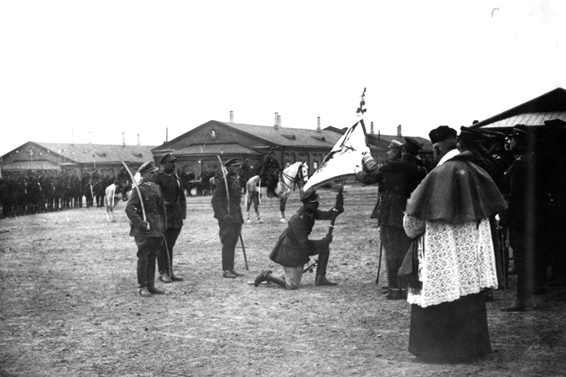 Józef Piłsudski zawiesza krzyż Virtuti Militari na sztandarze pułkowym. Kraśnik, 23 marca 1921 r.