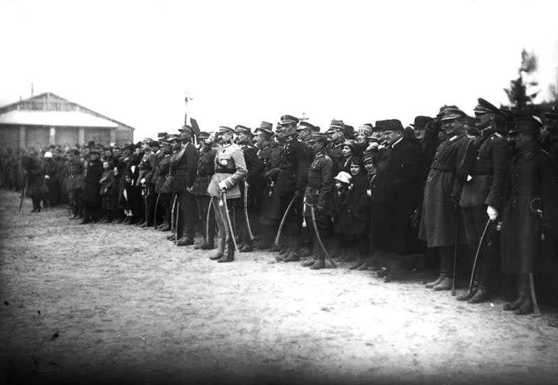 Naczelnik Piłsudski przyjmuje defiladę pododdziałów 7 Pułku. Kraśnik, 23 marca 1921 r.