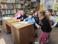 5-latki z wizytą w szkolnej bibliotece