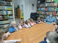 5-latki z wizytą w szkolnej bibliotece