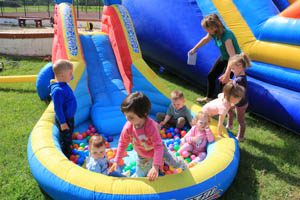 Wspólne zabawy przedszkolaków - Międzynarodowy Dzień Dziecka