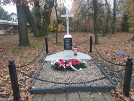SZKOŁA PAMIĘTA… Jesienne porządki na Cmentarzu Wojennym w Cycowie
