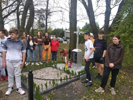 Wiosenne porządki na Cmentarzu Wojennym w Cycowie