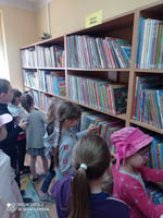 6-latki z wizytą w bibliotece