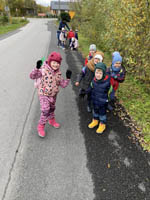 Wyjście przedszkolaków z Punktu Przedszkolnego w Kopinie do sadu