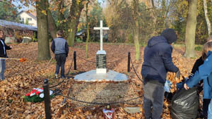 Jesienne porządki na Cmentarzu Wojennym z lat 1915 i 1920 - #SzkołaPamięta