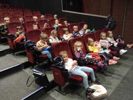 Wycieczka 3-4 latków do kina „Zorza” w Chełmie