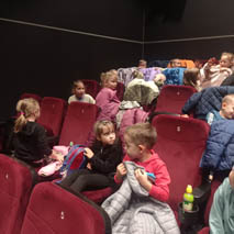 Wycieczka 6 -latków do kina