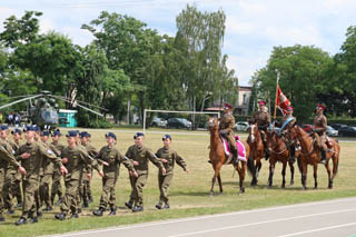 Ósmoklasiści na pikniku wojskowym z okazji 30-lecia 25 Brygady Kawalerii Powietrznej