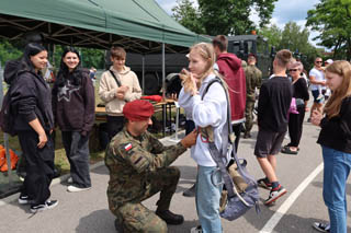 Ósmoklasiści na pikniku wojskowym z okazji 30-lecia 25 Brygady Kawalerii Powietrznej