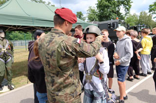 Ósmoklasiści na pikniku wojskowym z okazji 30-lecia 25 Brygady Kawalerii Powietrznej