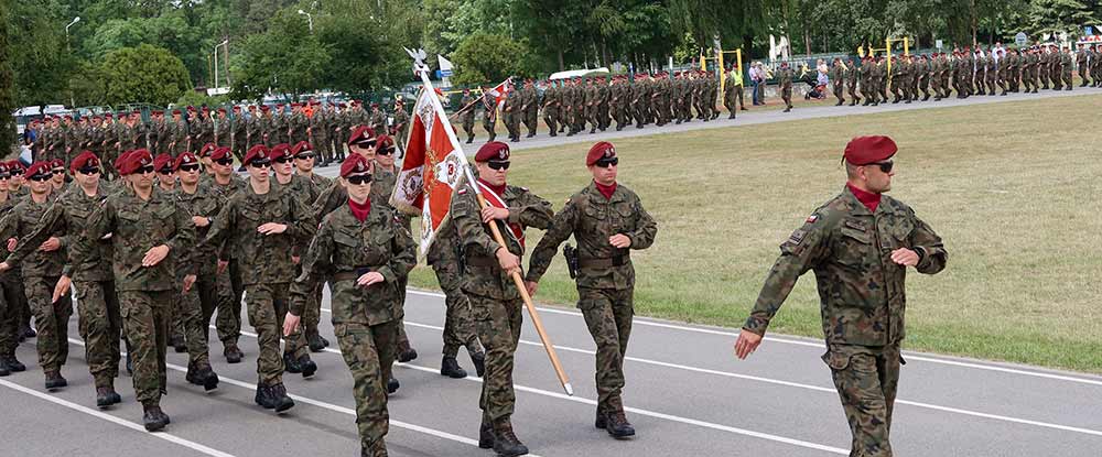 Ósmoklasiści na pikniku wojskowym z okazji 30-lecia 25 Brygady Kawalerii Powietrznej