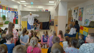 Wizyta grupy teatralnej w przedszkolu
