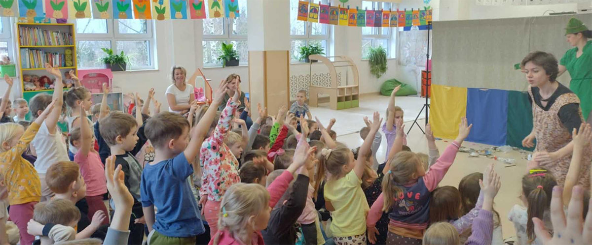 Wizyta grupy teatralnej w przedszkolu