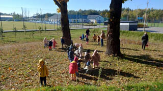 Wycieczka przedszkolaków z grupy „Pszczółki” oraz „Myszki” do lasu w Wólce Cycowskiej