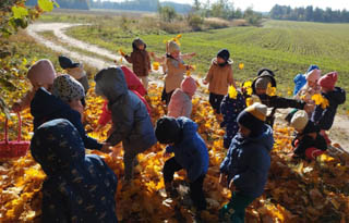 Wycieczka przedszkolaków z grupy „Pszczółki” oraz „Myszki” do lasu w Wólce Cycowskiej