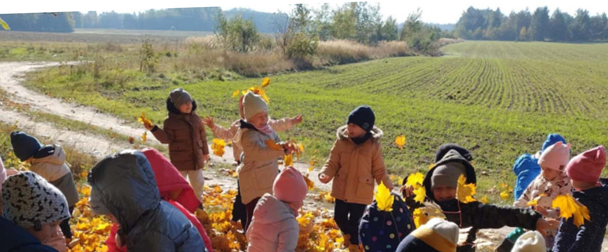 Wycieczka przedszkolaków do lasu