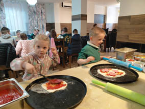 „Motylki” na warsztatach z robienia pizzy