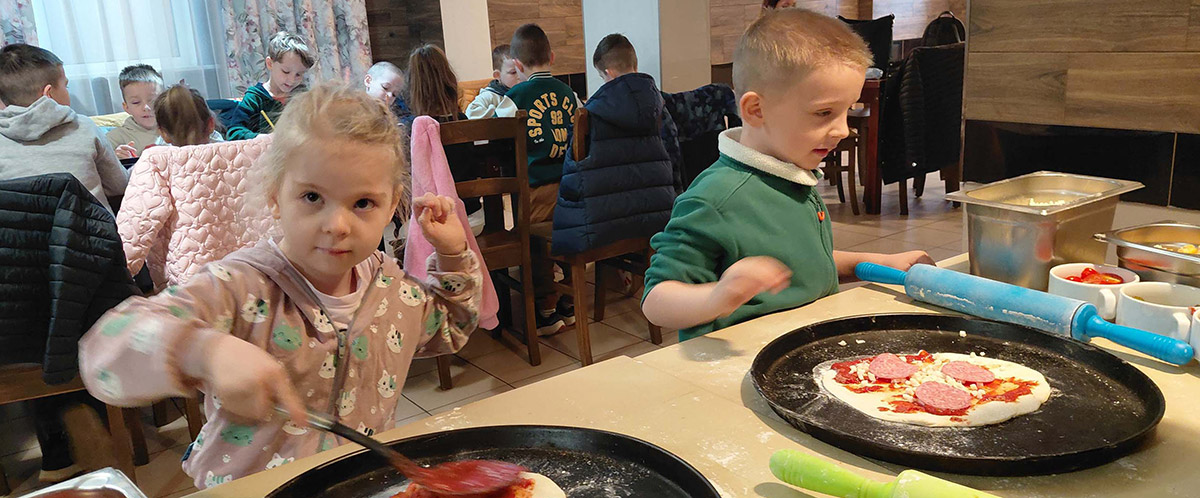 „Motylki” na warsztatach z robienia pizzy