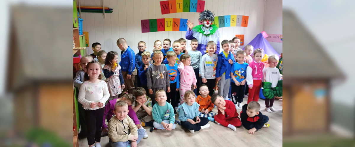 Wyjazd pełen uśmiechu - „Żuczki” i „Sówki” na występie klauna Waldusia